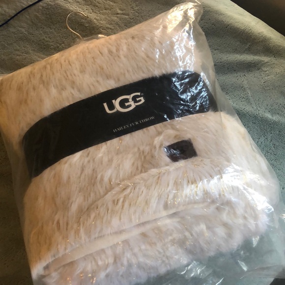 UGG Hailey Fur Throw 50" W x 70" L - Picture 5 of 5